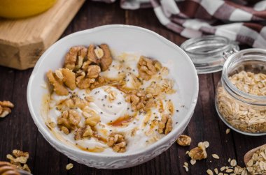 Bal ve ceviz ile taze peynir