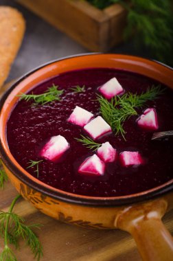 Peynir ve otlar ile pancar çorbası