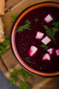 Peynir ve otlar ile pancar çorbası