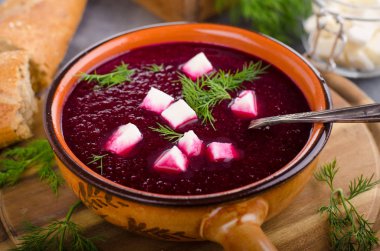 Peynir ve otlar ile pancar çorbası