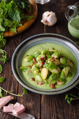 Gnocchi pastırma ve fesleğen ıspanak sos ile