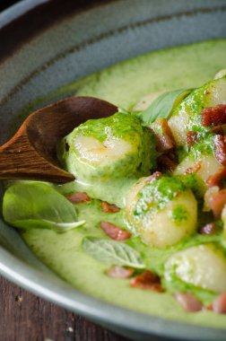 Gnocchi pastırma ve fesleğen ıspanak sos ile