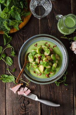 Gnocchi pastırma ve fesleğen ıspanak sos ile