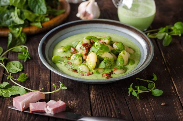 Gnocchi se slaninou a bazalkou špenátovou omáčkou — Stock fotografie