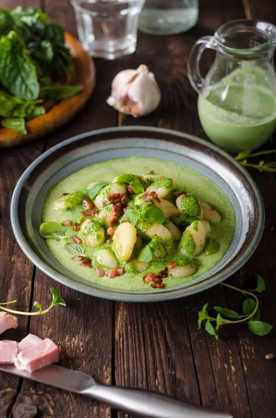 Gnocchi con tocino y salsa de espinacas de albahaca —  Fotos de Stock