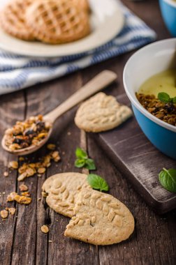 Ev yapımı granola ile vanilya puding