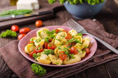 Otlar ile dolu tortellini domates