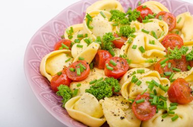 Otlar ile dolu tortellini domates