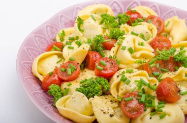 Otlar ile dolu tortellini domates