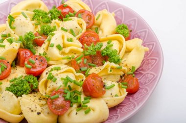 Otlar ile dolu tortellini domates