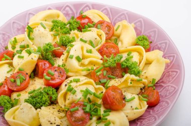 Otlar ile dolu tortellini domates