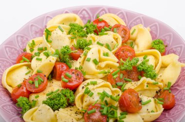 Otlar ile dolu tortellini domates