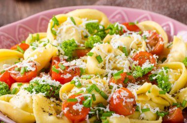 Otlar ile dolu tortellini domates
