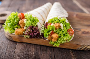 Tavuk, mayo ve domates iki direkli ile ızgara tortilla