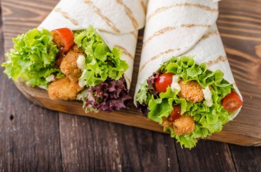 Tavuk, mayo ve domates iki direkli ile ızgara tortilla