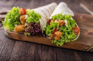 Tavuk, mayo ve domates iki direkli ile ızgara tortilla