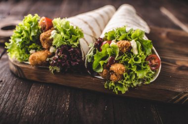 Tavuk, mayo ve domates iki direkli ile ızgara tortilla