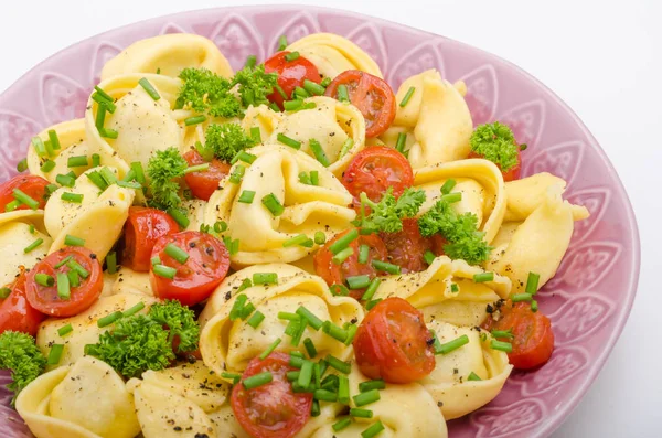 Otlar ile dolu tortellini domates