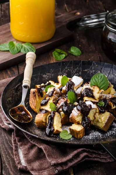 Frittelle tagliate, Kaiserschmarrn delizioso dessert con prugne — Foto Stock