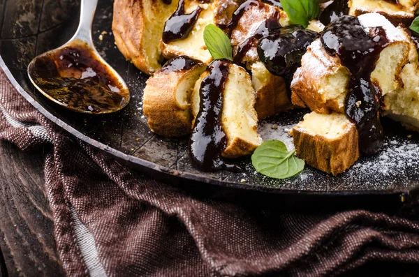 Geschnittene Pfannkuchen, kaiserschmarrn köstliches Dessert mit Pflaumen — Stockfoto