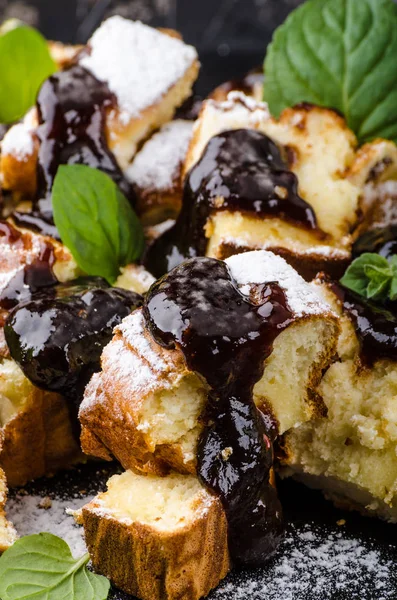 Geschnittene Pfannkuchen, kaiserschmarrn köstliches Dessert mit Pflaumen — Stockfoto