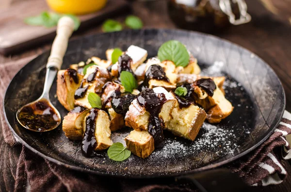 Cutted pancakes, Kaiserschmarrn delish dessert with plums — Stock Photo, Image
