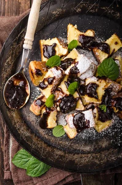 Panqueques cortados, Kaiserschmarrn delicioso postre con ciruelas — Foto de Stock