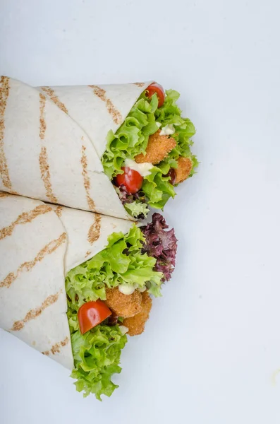 Tortilla grelhada com frango, maionese e tomate ketch — Fotografia de Stock