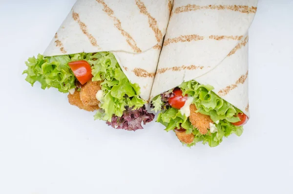 Tortilla grelhada com frango, maionese e tomate ketch — Fotografia de Stock