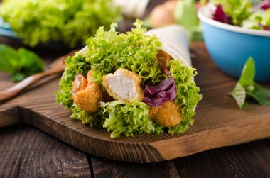 Tavuk, mayo ve domates iki direkli ile ızgara tortilla