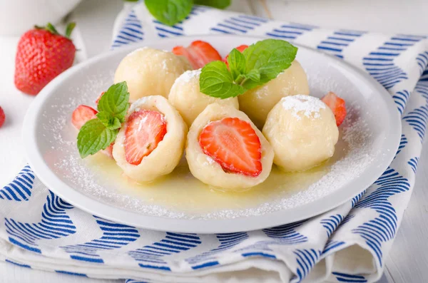 Gefüllte Erdbeerknödel — Stockfoto