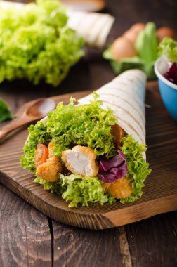 Tavuk, mayo ve domates iki direkli ile ızgara tortilla