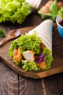 Tavuk, mayo ve domates iki direkli ile ızgara tortilla