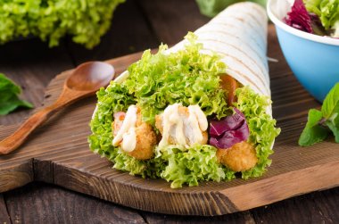 Tavuk, mayo ve domates iki direkli ile ızgara tortilla