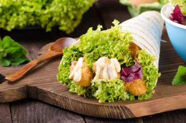 Tavuk, mayo ve domates iki direkli ile ızgara tortilla