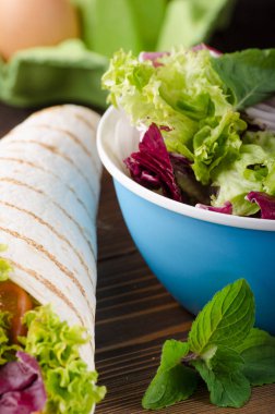 Tavuk, mayo ve domates iki direkli ile ızgara tortilla