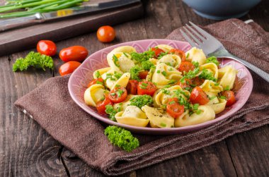 Otlar ile dolu tortellini domates