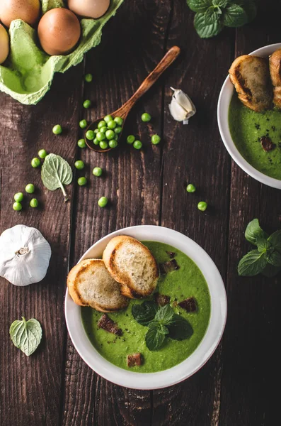 豌豆汤, 新鲜香草和熏肉 — 图库照片