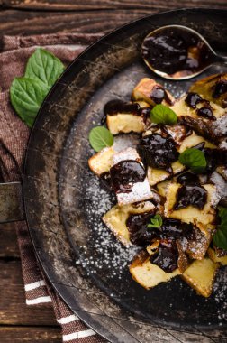 Düzenlenen krep, Kaiserschmarrn lezzetli tatlı Erik ile