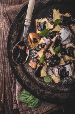 Düzenlenen krep, Kaiserschmarrn lezzetli tatlı Erik ile