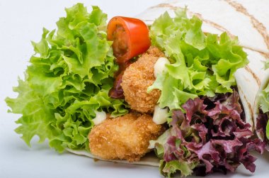 Tavuk, mayo ve domates iki direkli ile ızgara tortilla