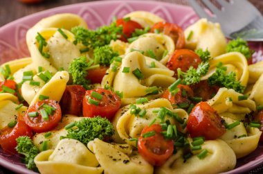 Otlar ile dolu tortellini domates