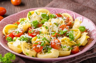 Otlar ile dolu tortellini domates