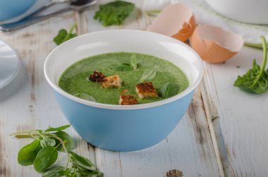 Haşlanmış yumurta ile ıspanak çorbası