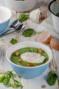 Haşlanmış yumurta ile ıspanak çorbası