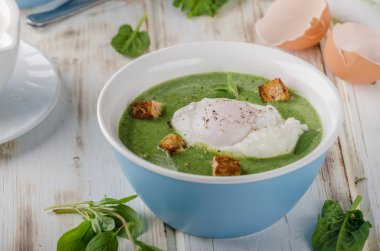 Haşlanmış yumurta ile ıspanak çorbası