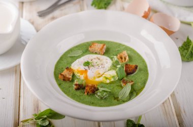 Haşlanmış yumurta ile ıspanak çorbası