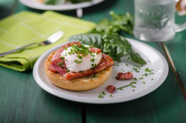 Yumurta benedict lezzetli yemek, gevrek domuz pastırması