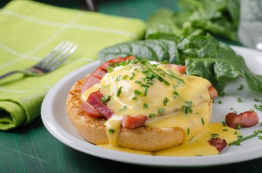 Yumurta benedict lezzetli yemek, gevrek domuz pastırması