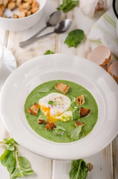 Spinatsuppe mit pochiertem Ei — Stockfoto